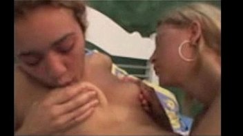 Две русские лесбияночки занимаются бурным жмж с молодым жеребцом